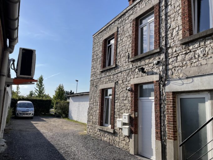 Studio au rez-de-chaussée idéalement situé à Bouge