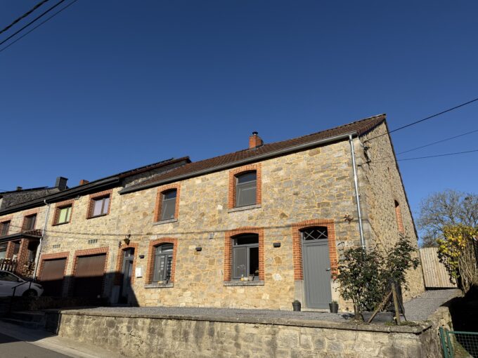 Maison en pierre rénovée avec jardin, terrasse et verger à Miavoye !