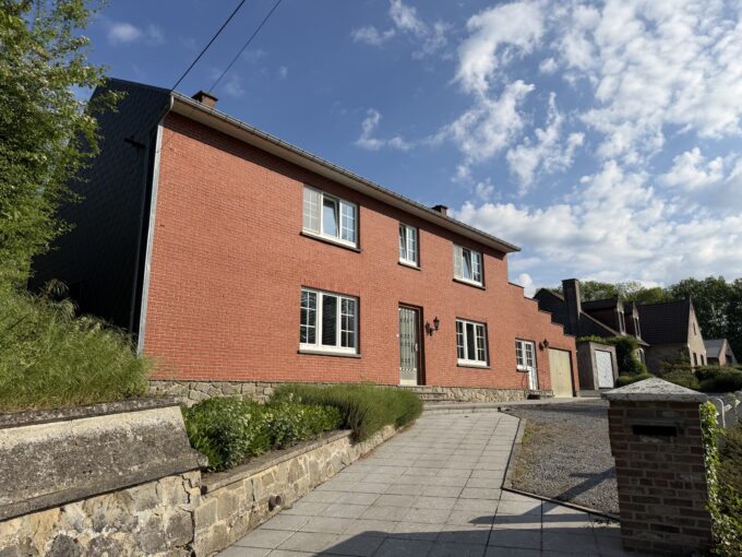 Maison 3 chambres avec grange, 2 garages et superbe terrain de 20 ares à Forville !