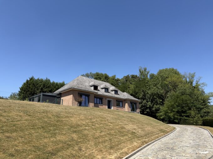 Villa 4 façades entièrement rénovée avec vue exceptionnelle sur la vallée, 3 chambres, 2 bureaux, 2 garages et immense grenier aménageable sur près de 28 ares !