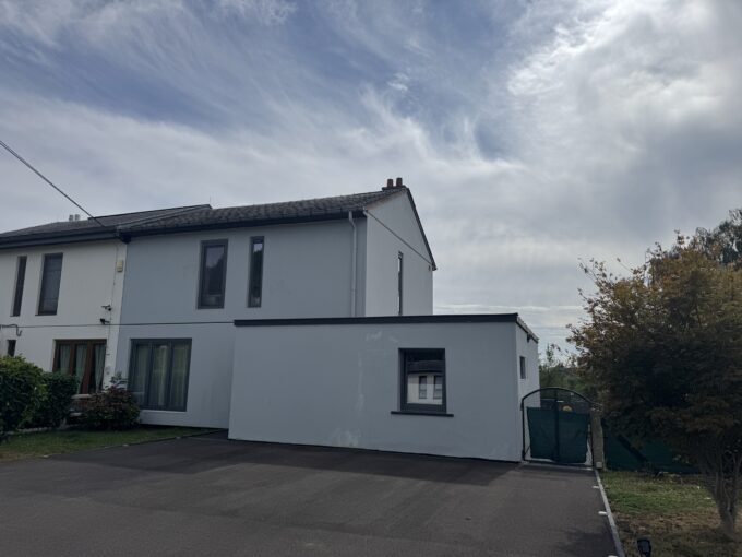 Maison 3 façades – 2 chambres, bureau, piscine et jardin plein sud à Vezin